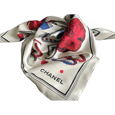 foulard chanel vrai ou faux|chanel counterfeit price.